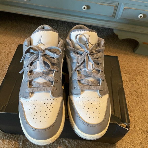 Authentic Air Jordan’s low lace Nike 6.5Y fits 7.5/8 wolf gray shoes $189.00 - Picture 7 of 10